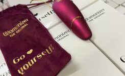 ☆ウーマナイザーコラボルームの213号室にウーマナイザークリスマスツリーが設置されました。